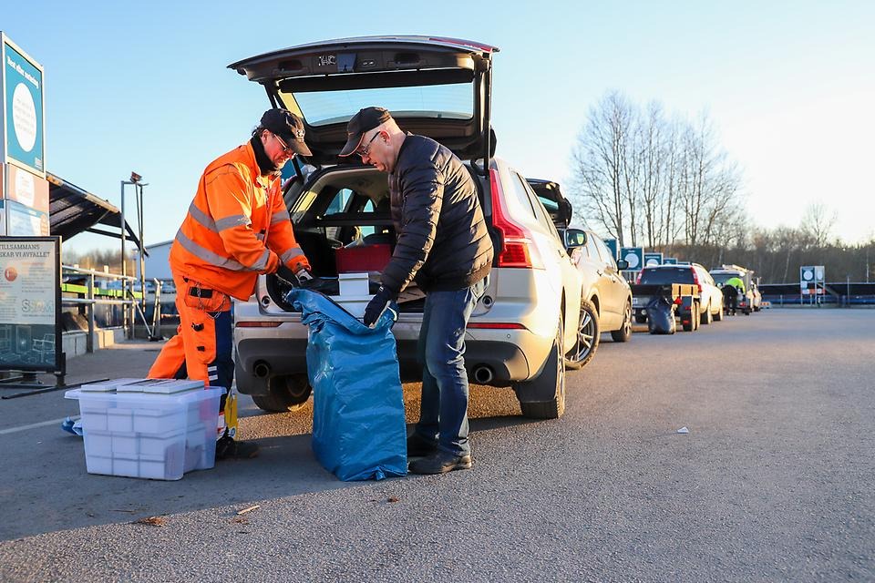 ÅVC-medarbetare hjälper kund med avfall.