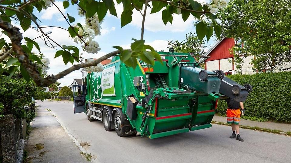 Bild: En sopbil som tömmer ett kärl