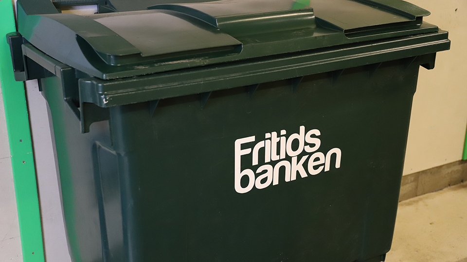 Bild på insamlingskärl i Fritidsbankens utrymme i Återbruket