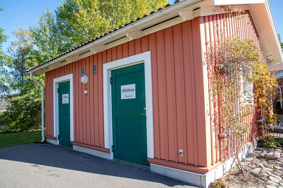 Miljöhus - a small external room with bins for recycling various materials.