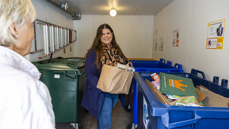 Bild som visar person som sorterar förpackningar i ett miljörum