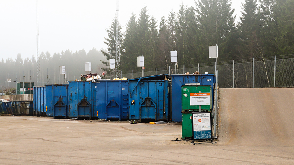Bild på containrar på en återvinningscentral