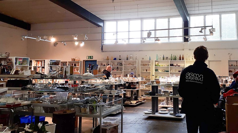 En mänsklig siluett i en second hand-affär.