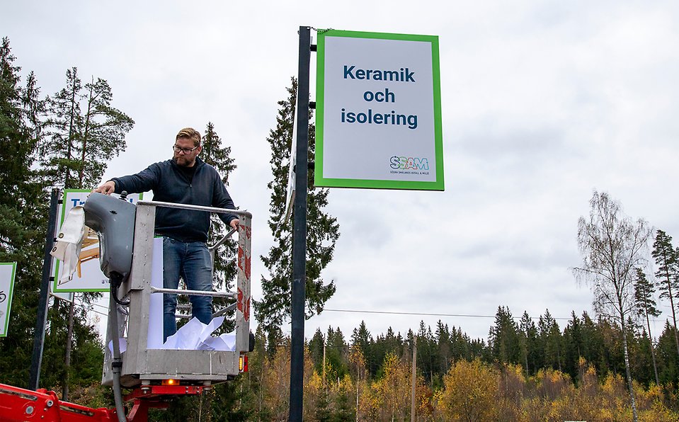 Montör bredvid skylt med texten Keramik och isolering