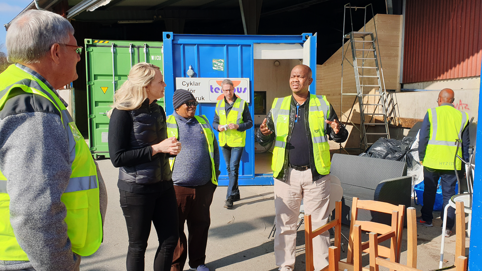 Besökare från Sydafrika tittar närmare på återbruket på Norremarks Kretsloppspark.