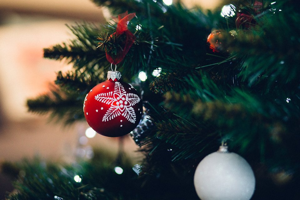 En röd julgranskula i en julgran