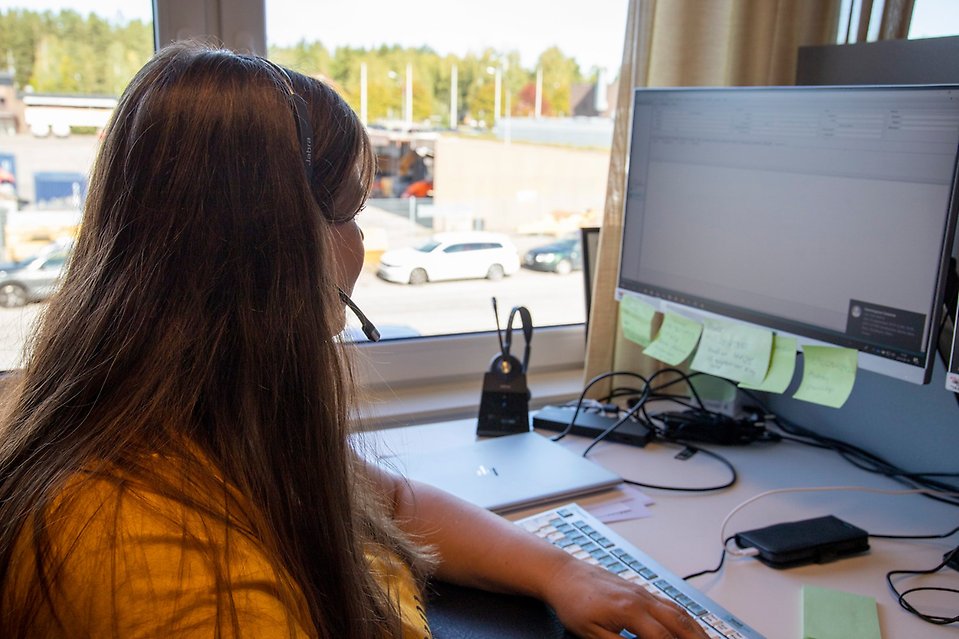 Kvinna sitter vid laptop