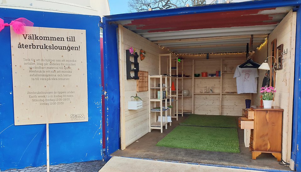 Bild: En container har förvandlats till återbrukslounge och står bredvid Konsthallen i Växjö under Earth Week.