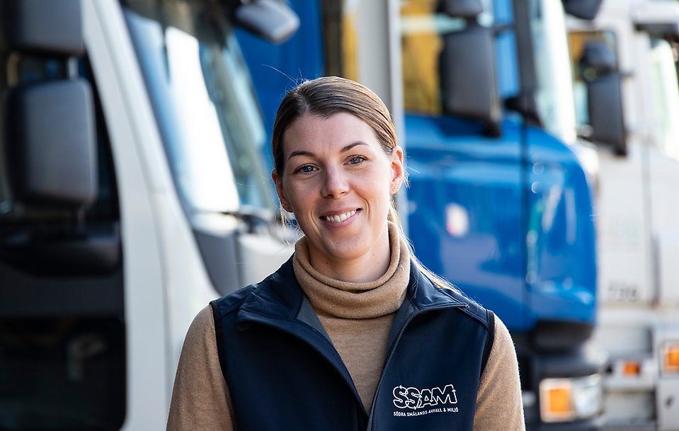 Johanna med brunt hår och brun poptröja och en SSAM-väst.