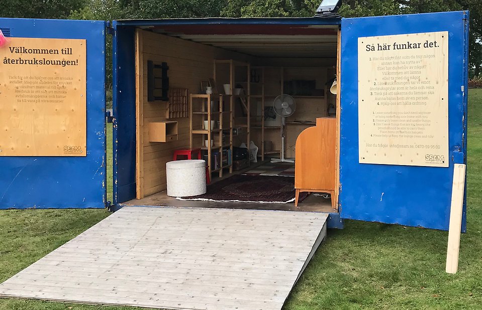Bild: En öppen container med inredning och prylar.