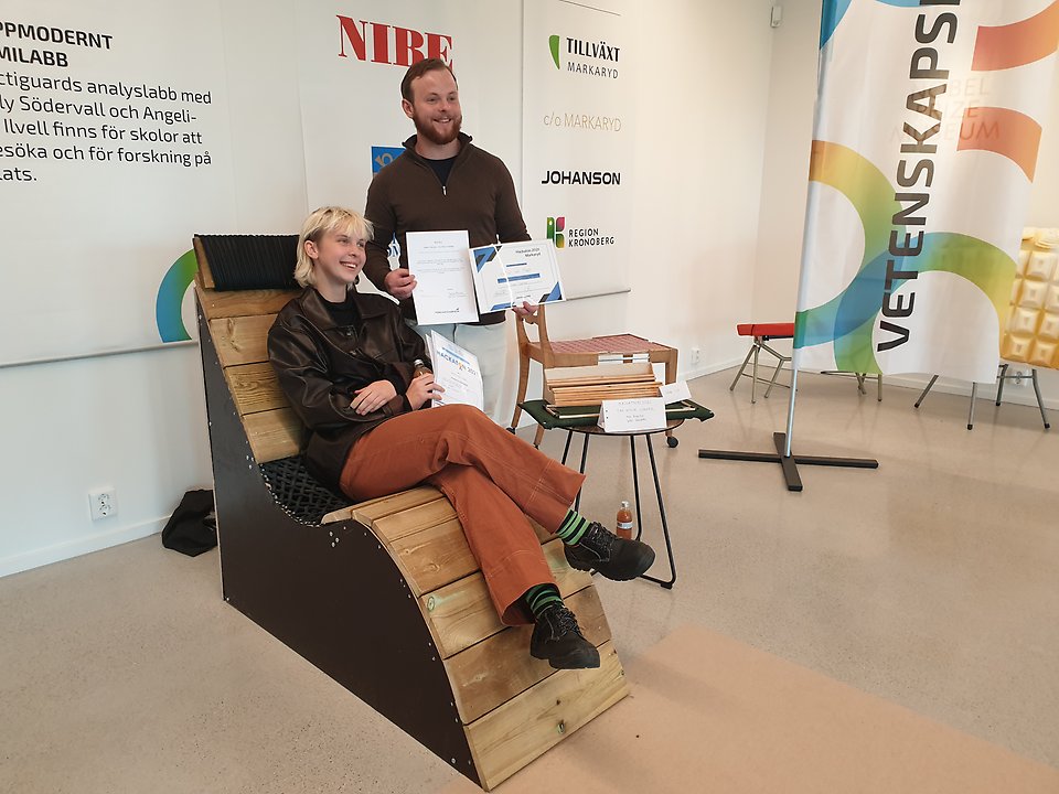 Maja Rosenlind och Valter Bäckström vid sitt vinnande bidrag: En bänk med tillhörande spel för skolmiljöer.